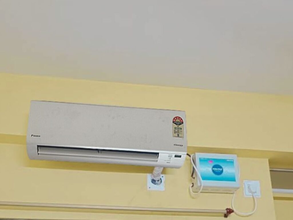 Close view Daikin 1.5 ton 5 Star Daikin ATKM50UV16VA running at medium speed