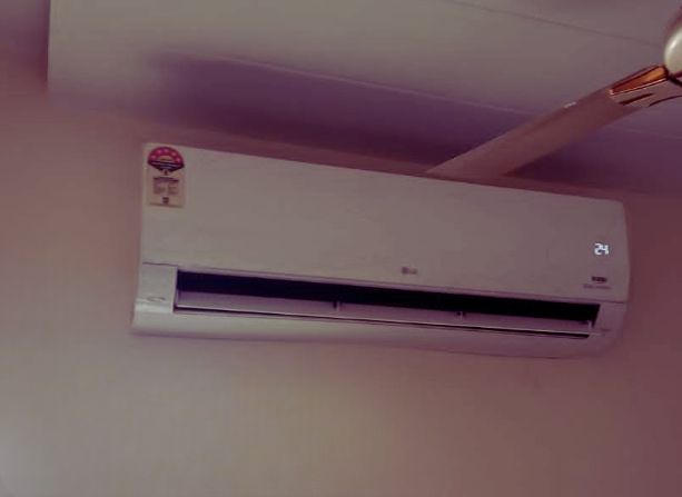 LG 1.5 Ton DUAL Inverter Split AC US-Q19PWZE close view