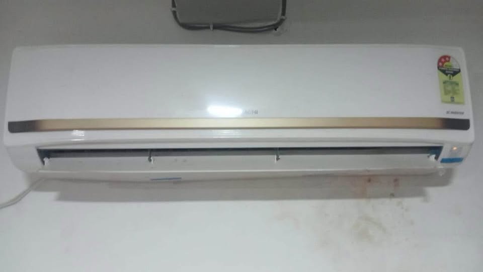 Hitachi 1.5 ton 3 star 3400FXL split AC indoor unit wall-mounted on room wall